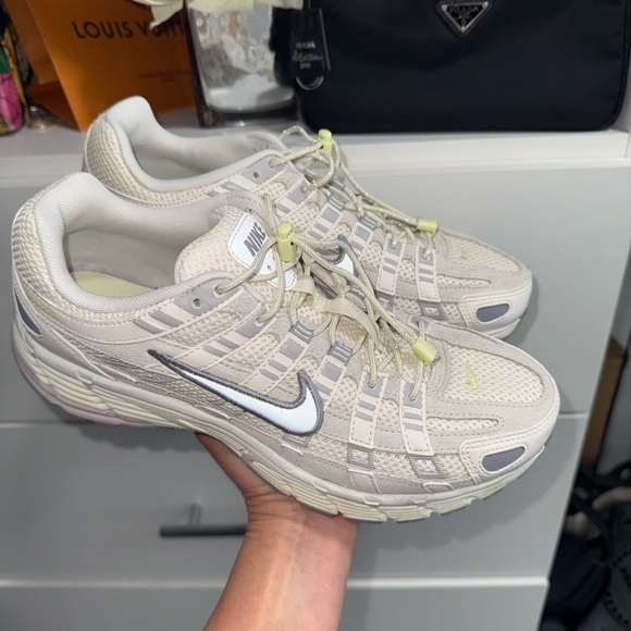 Nike Women's P-600 NEW (no box) - Picture 1 of 7